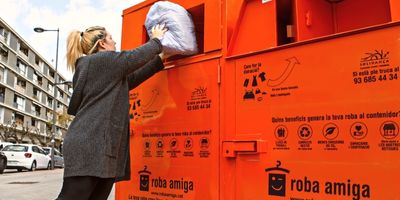 A Catalunya es dipositen gairebé 14.000 tones de roba usada als contenidors taronges de Roba Amiga el 2023