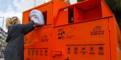 La cooperativa Roba Amiga recoge más de 13.900 toneladas de ropa usada durante el 2022 en Catalunya, un 22% más que en el 2021.