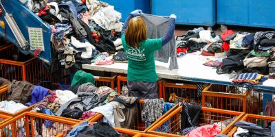 Participamos en la construcción del símbolo del Pacto por la Moda Circular con 2 toneladas de ropa