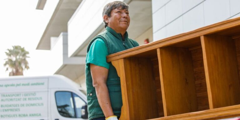 La recogida de ropa en la comarca del Gironès ahora también en el servicio puerta a puerta