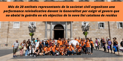 Més de 20 entitats representants de la societat civil organitzen una performance reivindicativa davant la Generalitat per exigir al govern que no abaixi la guàrdia en els objectius de la nova llei catalana de residus