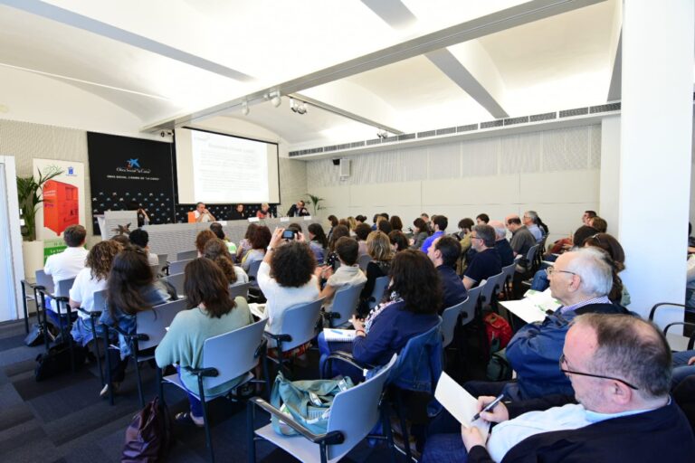 Roba Amiga omple el CaixaForum per presentar el potencial social i sostenible de la gestió del residu tèxtil
