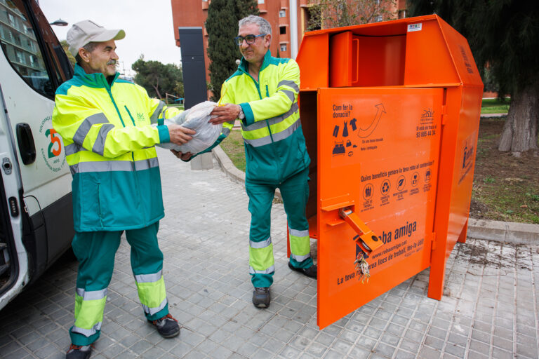 Solidança / Roba Amiga recull 5,8 milions de quilos de roba el 2025 i crea 101 llocs de treball d’inserció en un context de crític del sector