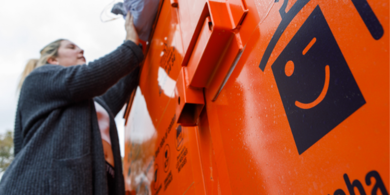 Cada família catalana dona gairebé 2 kg de residu tèxtil a Roba Amiga el 2025: un gest quotidià que canvia vides i impulsa l’economia local 