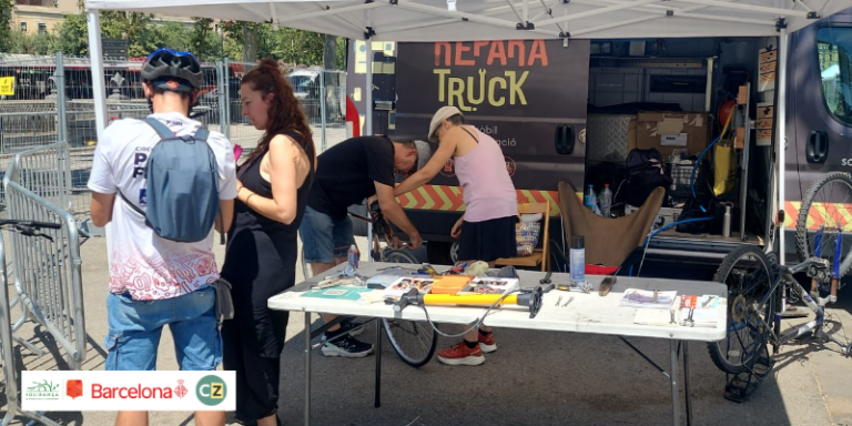 La ReparaTruck acerca la reparación de bicicletas al Tour de Francia en Barcelona